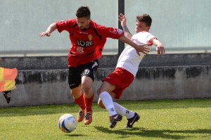 CDM-Rende 1-1. Vella supera un avversario.  Foto Isolino