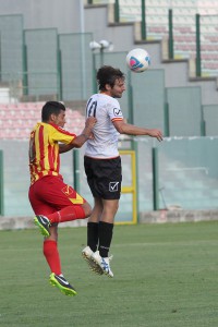 L'attaccante stacca di testa