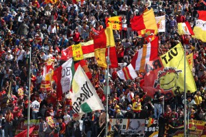 Sventolano bandiere e vessilli giallorossi nel cuore del tifo