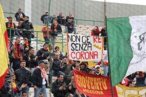 Uno striscione dedicato al capitano giallorosso