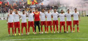 La formazione titolare del Messina in posa davanti alla Curva Sud (foto Paolo Furrer)