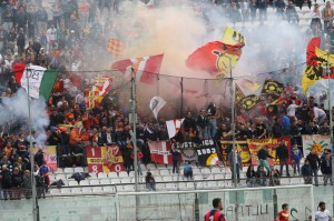 Bandiere e fumogeni hanno offerto il consueto spettacolo in Curva Sud (foto Paolo Furrer)