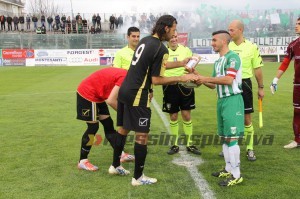 Scambio di gagliardetti tra Corona e Giampà (foto Paolo Furrer)