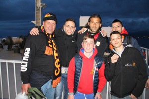 Corona in posa con alcuni tifosi