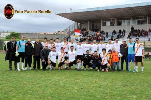 Foto ricordo per tutti i protagonisti della stagione giallorossa