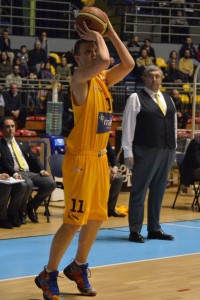 Stefano Pillastrini osserva un tiro del giovane Baldasso