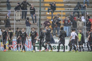 Tutti sotto la curva a fine gara