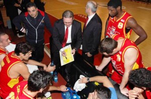 L'allenatore di Veroli Marco Ramondino impegnato in un time out