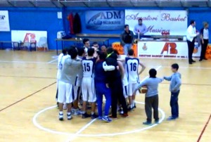 La Mia Basket festeggia al centro del campo