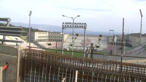 Una visuale dello stadio San Filippo dall'area in cui sono in corso i lavori di rifacimento del muro sovrastante la Tribuna Nord franato negli anni scorsi