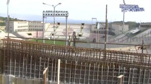 Il muro riedificato a tre anni dal crollo sovrasta la Tribuna Nord dello stadio San Filippo