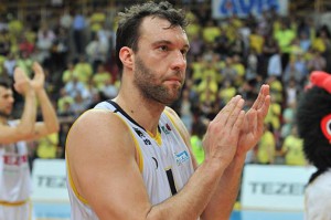 Il saluto del capitano della Tezenis Giorgio Boscagin
