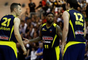 Conciliabolo tra i giocatori della Sigma Barcellona