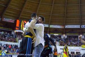 L'abbraccio tra Pozzecco e capitan Soragna
