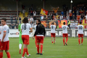I giallorossi ringraziano il pubblico al seguito (foto Orlando Zanolla - Paolo Furrer)
