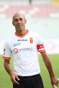 Il difensore Giovanni Ignoffo con la fascia da capitano (foto Gabriele Maricchiolo)