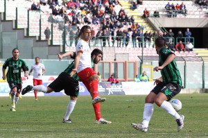 L'attaccante pressato da due avversari 