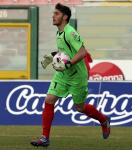 Il portiere lombardo si appresta ad un rinvio (foto Gabriele Maricchiolo)