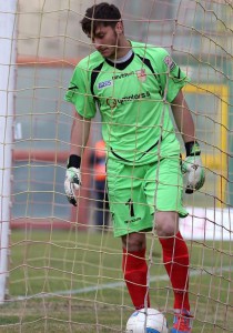 Lagomarsini raccoglie un pallone terminato in rete (foto Gabriele Maricchiolo)