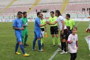 La stretta di mano tra i capitani