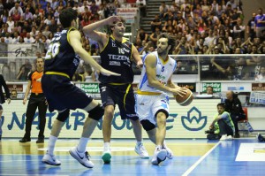 Gandini e Da Ros marcano Basile (foto Denaro)