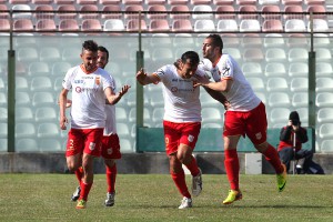 L'ex Trapani festeggia con i compagni dopo un gol