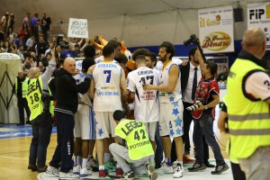 La squadra festeggia la vittoria a fine gara