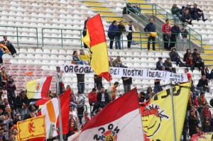 Uno degli striscioni esposti in Curva Sud (foto Paolo Furrer)
