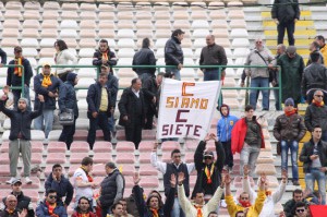 Uno degli striscioni "celebrativi" della retrocessione della Reggina (foto Paolo Furrer)