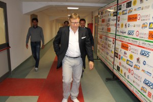 Lo Monaco e Grassadonia nel corridoio che li condurrà alla Sala Stampa