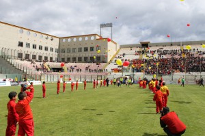 L'ingresso in campo delle due formazioni (foto Paolo Furrer)