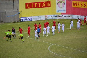 L'ingresso in campo delle due formazioni (foto Omar Menolascina)