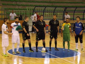 Le squadre a centrocampo