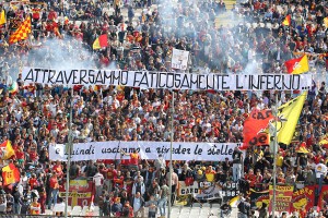 Lo striscione simbolo dell'annata che vale il secondo salto di categoria consecutivo