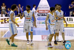 Gruppo di atleti paladini in campo 