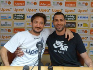 Foto di rito in sala stampa con Pozzecco e Soragna