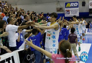 Il saluto del playmaker pugliese ai tifosi del PalaFantozzi