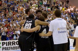 L'abbraccio tra i giocatori dell'Aquila Trento per la conquista della serie A