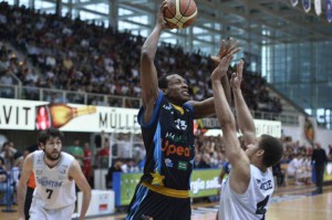 Dominique Archie in avvicinamento a canestro