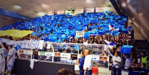 La splendida coreografia dei tifosi dell'Orlandina ad inizio gara
