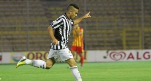 Falzerano celebra la rete realizzata quest'anno con la maglia dell'Ascoli