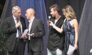 Ancora una fase della premiazione di Silvestri, "incoronato" da Salvatore Pintaudi, Serena Pettignano e Filippo Pinnizzotto