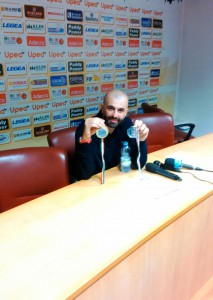 Maurizio Buscaglia in posa in sala stampa con la medaglia promozione
