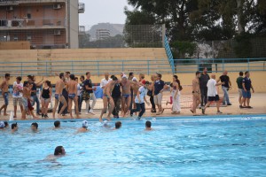 Bagno collettivo in vasca dopo il fischio finale 