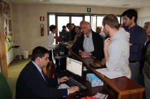 Tifosi in fila per prenotare gli abbonamenti alla prossima stagione (foto Paolo Furrer)