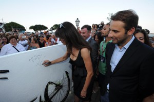 Maria Grazia Cucinotta firma la scultura de "Il Postino"
