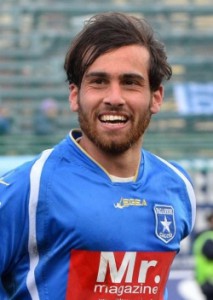 Un primo piano dell'attaccante Luca Orlando con la divisa della Paganese