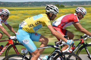 Nibali al centro del gruppo. Ha ancora una volta sfiancato tutti gli avversari...