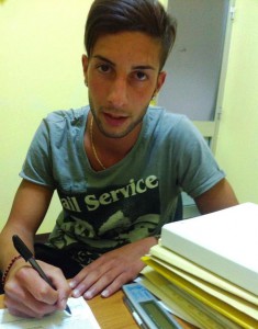 Daniele Milano al momento del "nero su bianco" con il Milazzo