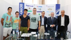 I calciatori Roberto Galipò, Giacomo Pallone ed Antonino Lo Nardo in posa con la proprietà